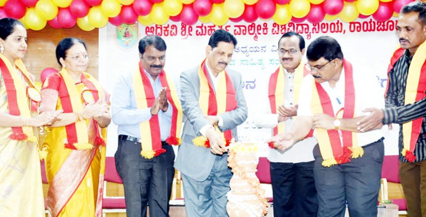 ವಿದ್ಯಾಾರ್ಥಿಗಳು ಸಾಹಿತ್ಯದ ಜೊತೆಗೆ ತಾಂತ್ರಿಿಕ ಕೌಶಲ್ಯಗಳನ್ನು ಮೈಗೂಡಿಸಿಕೊಳ್ಳಬೇಕು -ಡಾ. ವೆಂಕಟಗಿರಿ ದಳವಾಯಿ