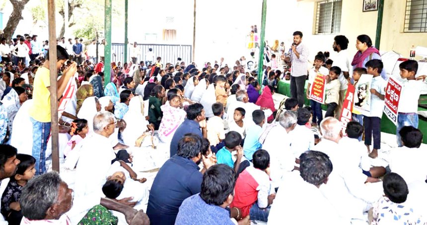 ಅನ್ವರದಲ್ಲಿ ವಿದ್ಯಾರ್ಥಿ, ಪಾಲಕರ ಪ್ರತಿಭಟನೆ ಕೆಪಿಎಸ್ ಮ್ಯಾಗ್ನೆಟ್ ಶಾಲೆಗಳ ವಿಲೀನ ನೀತಿಗೆ ಖಂಡನೆ