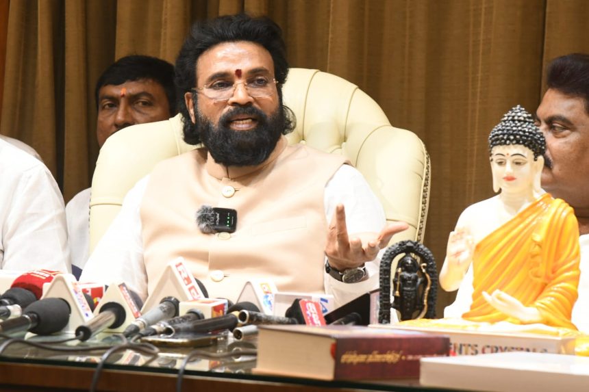 ಬಳ್ಳಾರಿಯ ಕೌಲ್‌ಬಜಾರ್‌ನಲ್ಲಿ 10 ಸಾವಿರಕ್ಕೂ ಹೆಚ್ಚಿನ ಬಾಂಗ್ಲಾಾ ನಿವಾಸಿಗಳು ; ಬಿ. ಶ್ರೀರಾಮುಲು