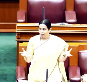 ಪ್ರತಿಪಕ್ಷಗಳಿಂದ ತೀವ್ರ ಟೀಕೆ: ಸಚಿವೆ ಬೆಂಬಲಕ್ಕೆ ಬಾರದ ಸಚಿವರು, ಕಾಂಗ್ರೆಸ್ ಶಾಸಕರು ಗೃಹಲಕ್ಷ್ಮೀ ಹಣ ಕೇಳಿದರೆ ‘ಲಾಡ್ಲಿ ಬೆಹನ್’ ಕತೆ ಹೇಳಿದ ಸಚಿವೆ ಲಕ್ಷ್ಮೀ ಹೆಬ್ಬಾಳ್ಕರ್