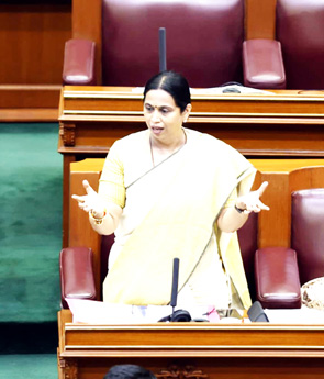 ಪ್ರತಿಪಕ್ಷಗಳಿಂದ ತೀವ್ರ ಟೀಕೆ: ಸಚಿವೆ ಬೆಂಬಲಕ್ಕೆ ಬಾರದ ಸಚಿವರು, ಕಾಂಗ್ರೆಸ್ ಶಾಸಕರು ಗೃಹಲಕ್ಷ್ಮೀ ಹಣ ಕೇಳಿದರೆ ‘ಲಾಡ್ಲಿ ಬೆಹನ್’ ಕತೆ ಹೇಳಿದ ಸಚಿವೆ ಲಕ್ಷ್ಮೀ ಹೆಬ್ಬಾಳ್ಕರ್