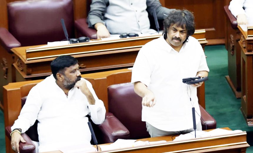 ಮಕ್ಕಳ ಶೂ – ಸ್ಸಾೃ್‌ ಪೂರೈಕೆ ವಿಳಂಬಕ್ಕೆ ಎಸ್‌ಡಿಎಂಸಿಗಳೇ ಕಾರಣ: ಮಧು ಬಂಗಾರಪ್ಪ