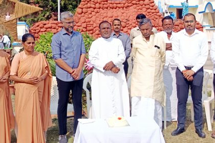 ಶಾಸಕ ಹಂಪಯ್ಯನಾಯಕ, ರವಿ ಭೋಸರಾಜುರಿಂದ ಕ್ರಿಸ್‌ಮಸ್ ಕೇಕ್ ವಿತರಣೆ