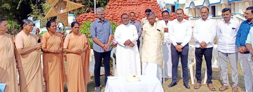 ಶಾಸಕ ಹಂಪಯ್ಯನಾಯಕ, ರವಿ ಭೋಸರಾಜುರಿಂದ ಕ್ರಿಸ್‌ಮಸ್ ಕೇಕ್ ವಿತರಣೆ