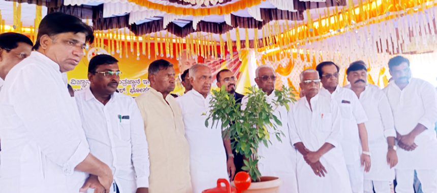 ಸಿರವಾರ: ಪ್ರಜಾಸೌಧ ಕ್ರೀಡಾಂಗಣ ನಿರ್ಮಾಣಕ್ಕೆ ಚಾಲನೆ ರಾಜ್ಯದ ಅಭಿವೃದ್ಧಿಿಗೆ ಹಣದ ಕೊರತೆ ಇಲ್ಲ – ಭೋಸರಾಜು