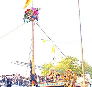 ಸಿರವಾರ: ಅದ್ದೂರಿ ಹಾಲು ಕಂಬದ ಉತ್ಸವ, ಮಾಜಿ ಶಾಸಕರಿಂದ ಬೆಳ್ಳಿ ಉಡುಗೊರೆ