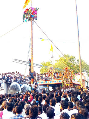 ಸಿರವಾರ: ಅದ್ದೂರಿ ಹಾಲು ಕಂಬದ ಉತ್ಸವ, ಮಾಜಿ ಶಾಸಕರಿಂದ ಬೆಳ್ಳಿ ಉಡುಗೊರೆ