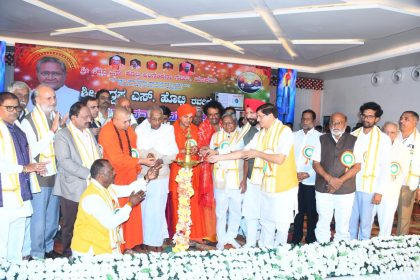 ಸಿದ್ದಪ್ಪ ಹೊಟ್ಟಿಿ ಬಹುಮುಖ ವ್ಯಕ್ತಿಿತ್ವದ ಸಾಧಕ : ಗೊರುಚ ಶ್ಲಾಾಘನೆ ಹರಗುರು ಚರಮೂರ್ತಿಗಳ ಸಾನಿಧ್ಯದಲ್ಲಿ ಹೊಟ್ಟಿಿ ದಂಪತಿಗೆ ಸನ್ಮಾಾನ