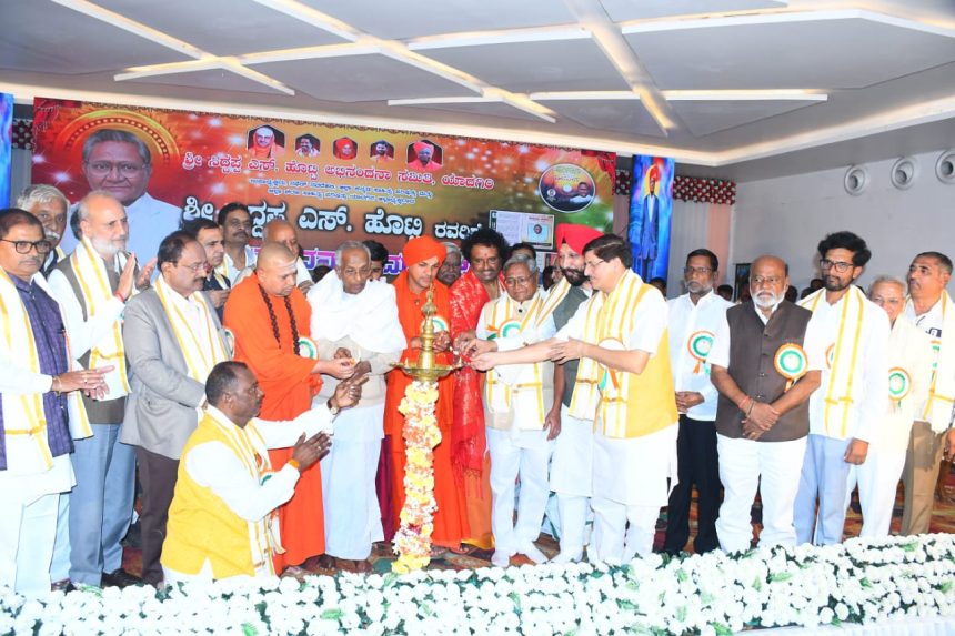 ಸಿದ್ದಪ್ಪ ಹೊಟ್ಟಿಿ ಬಹುಮುಖ ವ್ಯಕ್ತಿಿತ್ವದ ಸಾಧಕ : ಗೊರುಚ ಶ್ಲಾಾಘನೆ ಹರಗುರು ಚರಮೂರ್ತಿಗಳ ಸಾನಿಧ್ಯದಲ್ಲಿ ಹೊಟ್ಟಿಿ ದಂಪತಿಗೆ ಸನ್ಮಾಾನ