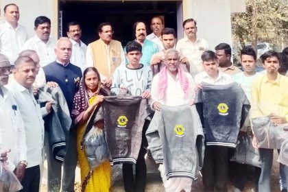 ಲಯನ್‌ಸ್‌ ಕ್ಲಬ್ ಅಧ್ಯಕ್ಷ ಕಾಡ್ಲೂರು ರಿಂದ ಪತ್ರಿಕಾ ವಿತರಿಕರಿಗೆ ಸ್ವೆಟರ್ ವಿತರಣೆ