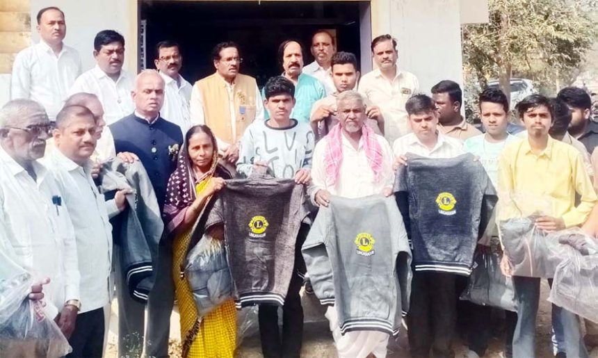 ಲಯನ್‌ಸ್‌ ಕ್ಲಬ್ ಅಧ್ಯಕ್ಷ ಕಾಡ್ಲೂರು ರಿಂದ ಪತ್ರಿಕಾ ವಿತರಿಕರಿಗೆ ಸ್ವೆಟರ್ ವಿತರಣೆ