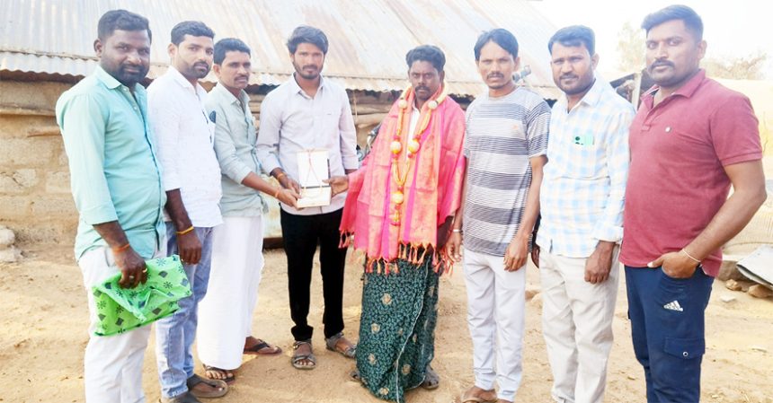 ಬೈಕ್‌ನಲ್ಲಿ ಬಿಟ್ಟ ಚಿನ್ನಾಭರಣ ಮರಳಿಸಿ ಮಾನವೀಯತೆ ಮೆರೆದ ವ್ಯಕ್ತಿ, ಕರವೇ ಪದಾಧಿಕಾರಿಗಳ ಒಳ್ಳೆ ಕಾರ್ಯ