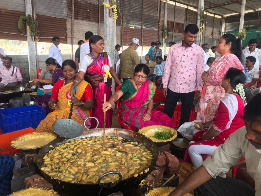 ಜಾತ್ರೆಯ ದಾಸೋಹದಲ್ಲಿ ಮಿರ್ಚಿ ಘಮ ಘಮ