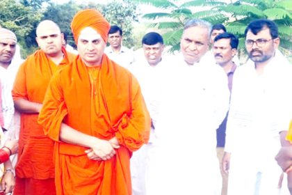 ಬೆಣಕಲ್‌ನ ಪ್ರಾಚೀನ ತಾಣಕ್ಕೆ ತುಮಕೂರಿನ ಕಿರಿಯ ಶ್ರೀಗಳು ಭೇಟಿ ಅಭಿವೃದ್ಧಿಪಡಿಸಿ, ಪ್ರವಾಸಿ ತಾಣ ಮಾಡಲು ಸರ್ಕಾರಗಳು ಮುಂದಾಗಬೇಕು