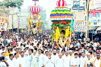 ಭಾರಿ ಜನಸ್ತೋಮ ಮಧ್ಯೆ ಅದ್ದೂರಿಯಿಂದ ಗಂಗಾವತಿ ಶ್ರೀಚನ್ನಬಸವ ತಾತನ ಜೋಡು ರಥೋತ್ಸವ