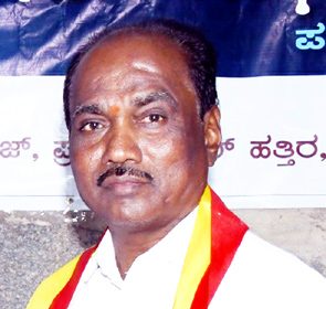 ಕವಿಗೋಷ್ಠಿಗೆ ದಾಖಲೆ ಇವರೇನು ಸರಕಾರಿ ನೌಕರಿ ಕೋಡುತ್ತಾರೆಯೇ – ಪಲುಗುಲ ಪ್ರಶ್ನೆ