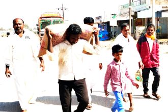 ಜಾತ್ರೆಗೆ 50 ಕೆಜಿ ಅಕ್ಕಿ ಹೊತ್ತು ನಡೆದುಕೊಂಡು ಬಂದ ಭಕ್ತ