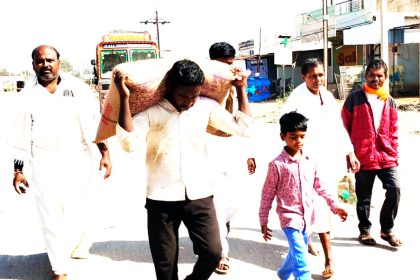 ಜಾತ್ರೆಗೆ 50 ಕೆಜಿ ಅಕ್ಕಿ ಹೊತ್ತು ನಡೆದುಕೊಂಡು ಬಂದ ಭಕ್ತ