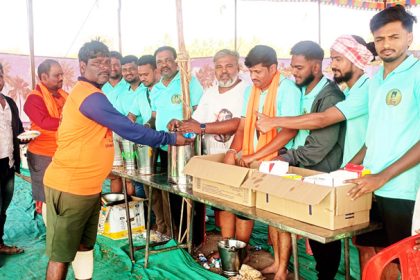 ಕವಿತಾಳ : ಮಂತ್ರಾಲಯ ತೆರಳುವ ಪಾದಯಾತ್ರಿಗಳಿಗೆ ಪ್ರಸಾದ ವ್ಯವಸ್ಥೆ