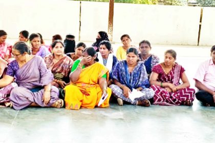 ಅಕ್ಷರ ದಾಸೋಹ ಬಿಸಿಯೂಟ ನೌಕರರ ಪ್ರತಿಭಟನೆ ಸರ್ಕಾರಿ ಶಾಲೆಗಳಿಗೆ ತರಕಾರಿ, ಹಣ್ಣು ಪೂರೈಕೆ ಸ್ವಸಹಾಯ ಗುಂಪುಗಳಿಗೆ ನೀಡಲು ವಿರೋಧ