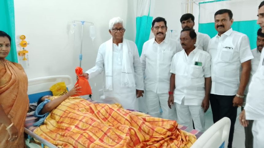 ಬಾದರ್ಲಿ ಜನ್ಮದಿನ: ರೋಗಿಗಳಿಗೆ ಹಣ್ಣು-ಬ್ರೆೆಡ್ ವಿತರಣೆ