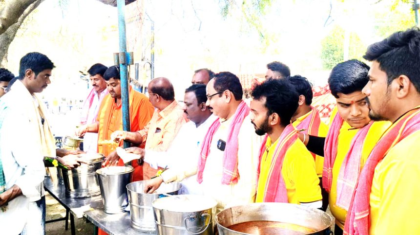 ಗೆಳೆಯರ ಬಳಗದಿಂದ ‘ದಾಸೋಹ’ದಿನ ಆಚರಣೆ