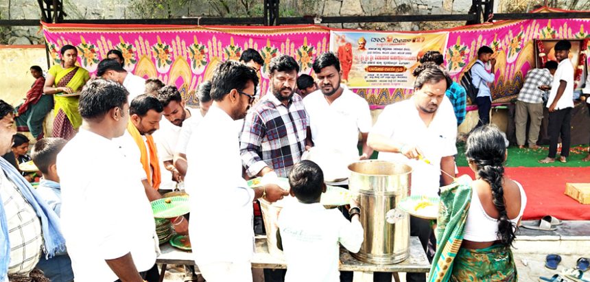 ತ್ರಿವಿಧ ದಾಸೋಹಿ ಶ್ರೀ ಶಿವಕುಮಾರ ಸ್ವಾಮೀಜಿ ಪುಣ್ಯಸ್ಮರಣೆ ಅನ್ನ ದಾಸೋಹದ ಮೂಲಕ ಸ್ಮರಣೆಗೆ ಸಚಿವ ಬೋಸರಾಜ್ ಮೆಚ್ಚುಗೆ