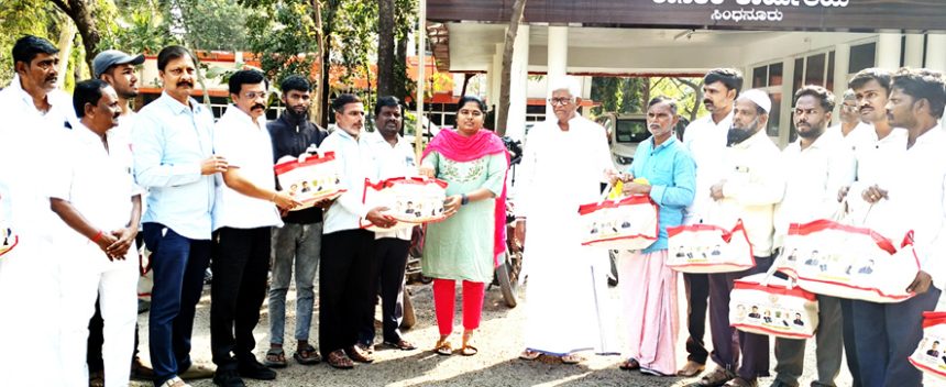 ಶಾಸಕರಿಂದ ಸುರಕ್ಷಾ ಕಿಟ್‌ಗಳ ವಿತರಣೆ