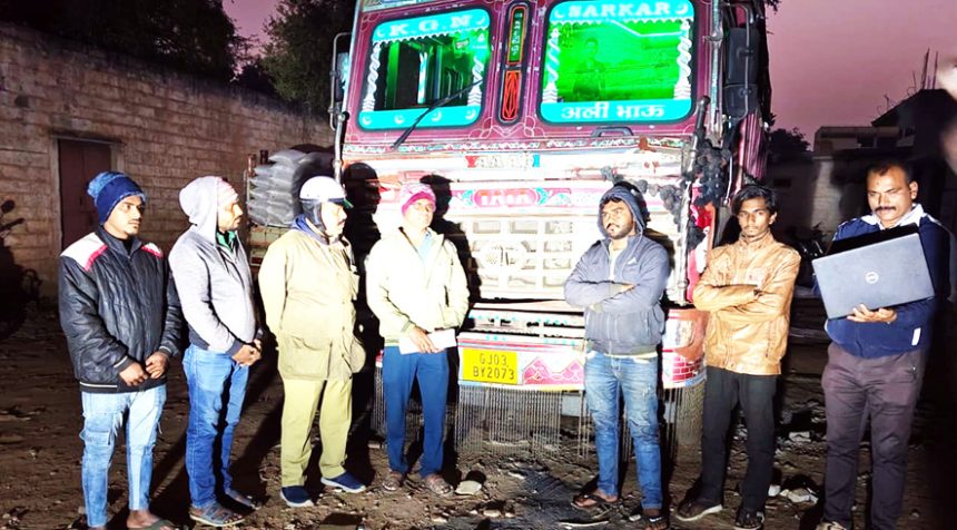 ಸಿನಿಮಾ ಶೈಲಿಯಲ್ಲಿ ಸಹಾಯಕ ಆಯುಕ್ತ ಹೆಚ್.ಡಿ.ರಾಜೇಶ್ ಅವರು ಕರ್ತವ್ಯ ಪಾಲನೆ ಪಡಿತರ ಅಕ್ರಮ ಅಕ್ಕಿ ಸಾಗಾಣಿಕೆಗೆ ತಡೆ