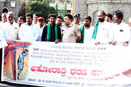 ಎರಡನೇ ದಿನವೂ ಪ್ರತಿಭಟನೆ : ರೈತರಿಂದ ರಸ್ತೆ ತಡೆದು ಪ್ರತಿಭಟನೆ