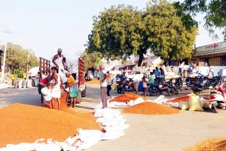 500 ರೂ.ಪ್ರೋತ್ಸಾಹಧನ ಘೋಷಿಸದ ರಾಜ್ಯ ಸರ್ಕಾರ ಬಣಗುಡುತ್ತಿರುವ ತೊಗರಿ ಖರೀದಿ ಕೇಂದ್ರ ತೊಗರಿಬೆಲೆ ಹೆಚ್ಚಳ ವರ್ತಕರ ಬಳಿ ಮುಗಿಬಿದ್ದ ರೈತರು