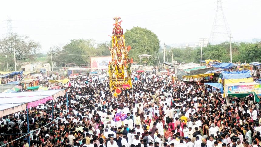 ಜಾತ್ರಾ ಮಹೋತ್ಸವಕ್ಕೆ ಹರಿದು ಬಂದ ಜನಸಾಗರ ಅದ್ದೂರಿಯಾಗಿ ನಡೆದ ವಳಬಳ್ಳಾರಿ ಚನ್ನಬಸವ ತಾತನವರ ರಥೋತ್ಸವ