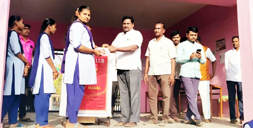 ವಾಸವಿ ಕ್ಲಬ್ ಮಸ್ಕಿ ವತಿಯಿಂದ ವಿದ್ಯಾಾರ್ಥಿಗಳಿಗೆ ಅಧ್ಯಯನ ಸಾಮಗ್ರಿ ವಿತರಣೆ