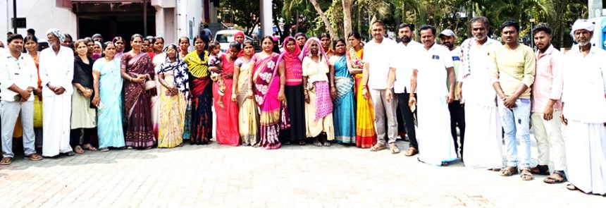 40ನೇ ಉಪಕಾಲುವೆ ಸೇವಾ ರಸ್ತೆಯಲ್ಲಿ ವಾಸಿಸುವ ನಿವಾಸಿಗಳು ಪರ್ಯಾಯ ವಸತಿ ಸೌಲಭ್ಯ ಕಲ್ಪಿಸಲು ಆಗ್ರಹಿಸಿ ನಗರಸಭೆಗೆ ಮುತ್ತಿಗೆ