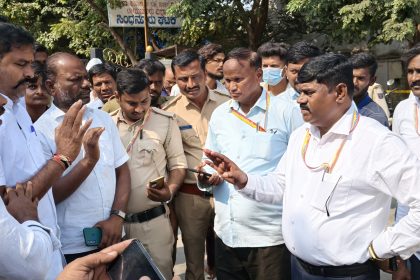 ಬೀದಿಗೆ ಬಂದ ಬಾದರ್ಲಿ – ಬಾದರ್ಲಿ ಕಲಹ ವಿದ್ಯಾಾರ್ಥಿ ರಥ ಬಸ್‌ಗಳ ಉದ್ಘಾಾಟನೆ ಕಾರ್ಯಕ್ರಮ ವಿಧಾನ ಪರಿಷತ್ ಶಾಸಕರಿಗೆ ಅಪಮಾನ ಬಸನಗೌಡ ಬಾದರ್ಲಿ ಬೆಂಬಲಿಗರಿಂದ ಪ್ರತಿಭಟನೆ: ಬಂಧನ-ಬಿಡುಗಡೆ