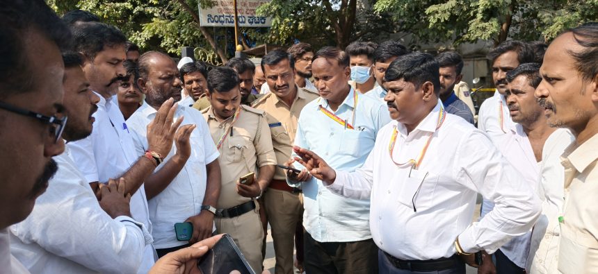 ಬೀದಿಗೆ ಬಂದ ಬಾದರ್ಲಿ – ಬಾದರ್ಲಿ ಕಲಹ ವಿದ್ಯಾಾರ್ಥಿ ರಥ ಬಸ್‌ಗಳ ಉದ್ಘಾಾಟನೆ ಕಾರ್ಯಕ್ರಮ ವಿಧಾನ ಪರಿಷತ್ ಶಾಸಕರಿಗೆ ಅಪಮಾನ ಬಸನಗೌಡ ಬಾದರ್ಲಿ ಬೆಂಬಲಿಗರಿಂದ ಪ್ರತಿಭಟನೆ: ಬಂಧನ-ಬಿಡುಗಡೆ