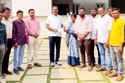 ರೈತ ಕುಟುಂಬಕ್ಕೆ 5 ಲಕ್ಷ ಪರಿಹಾರ ಧನದ ಚೆಕ್ ವಿತರಣೆ