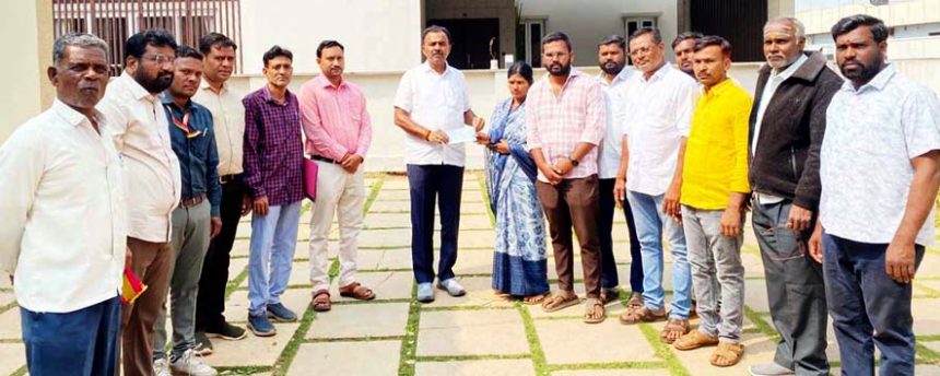 ರೈತ ಕುಟುಂಬಕ್ಕೆ 5 ಲಕ್ಷ ಪರಿಹಾರ ಧನದ ಚೆಕ್ ವಿತರಣೆ