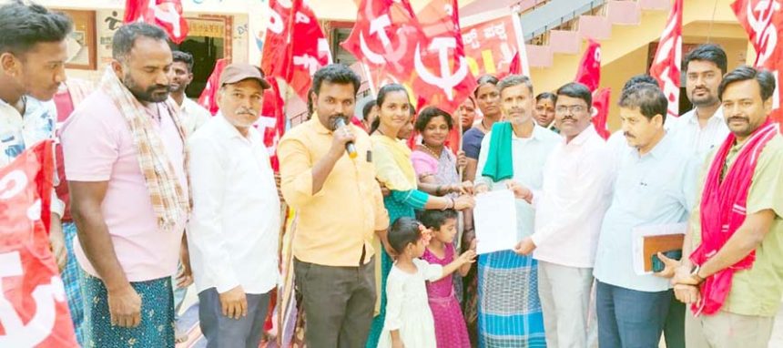 30 ವರ್ಷಗಳಿಂದ ಮೂಲಸೌಲಭ್ಯಗಳಿಲ್ಲದೇ ಪರದಾಡುತ್ತಿರುವ 30 ಕುಟುಂಬಗಳು