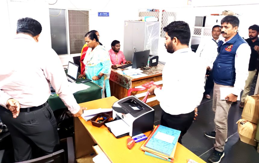 ಸಿರವಾರ : ಲೋಕಾಯುಕ್ತರಿಂದ ಪಟ್ಟಣ ಪಂಚಾಯತಿ ದಾಖಲೆಗಳ ಪರಿಶೀಲನೆ