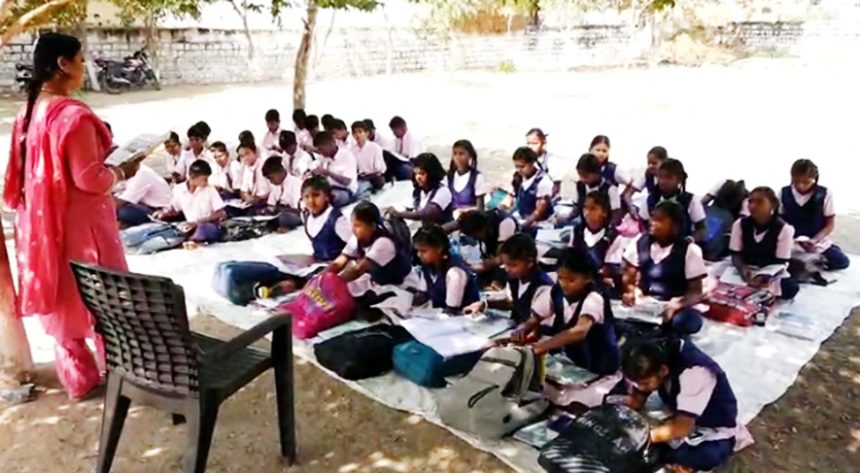 ನಿತ್ಯ ನರಕಯಾತನೆ ಅನುಭವಿಸುತ್ತಿಿರುವ ವಸತಿ ಶಾಲೆ ಮಕ್ಕಳು ಪ್ರತಿಷ್ಠೆ ಬಿಟ್ಟು ನೂತನ ಕಟ್ಟಡ ಉದ್ಘಾಾಟಿಸಿ ಎನ್ನುತ್ತಿರುವ ಜನ