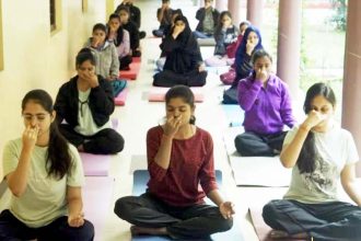 ಯೋಗ ಗುರು ಅನ್ನದಾನಯ್ಯ ಇವರಿಂದ ಕಲ್ಮಠ ಆಯುರ್ವೇದ ವೈದ್ಯ ವಿದ್ಯಾರ್ಥಿಗಳಿಗೆ ಯೋಗಾಭ್ಯಾಸ