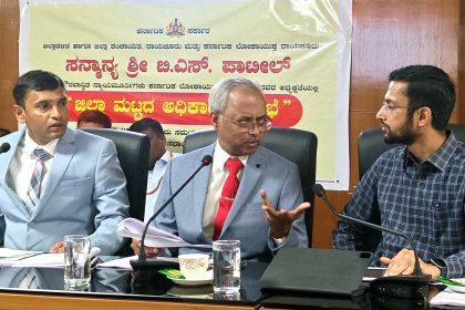 ಅಧಿಕಾರಿಗಳ ಜೊತೆ ದೂರುಗಳ ಪ್ರಗತಿ ಪರಿಶೀಲನೆ * ನಿರೀಕ್ಷಿತ ಭೇಟಿ  ವರದಿ ಬಿಚ್ಚಿಿಟ್ಟ  ಲೋಕಾ ಅಧಿಕಾರಿಗಳು ಲೋಪಗಳ ವಾಸ್ತವ ವರದಿ ಮರೆಮಾಚಿದರೆ ಕ್ರಮದ ಖಡಕ್ ಎಚ್ಚರಿಕೆ