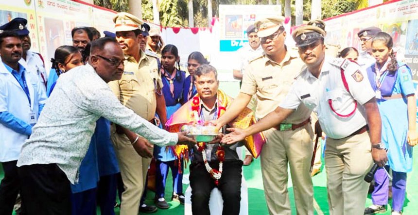 ಸಂಚಾರ ನಿಯಮ ಜಾಗೃತಿ ಲಕಗಳ ಕೊಡುಗೆ, ಸನ್ಮಾನ