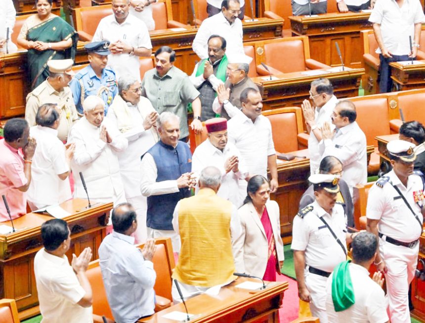 ಪಂಚ ಗ್ಯಾರಂಟಿಗಳು, ವಿವಿಧ ಕ್ಷೇತ್ರದ ಸಾಧನೆಗಳ ಬಗ್ಗೆ ಬೆನ್ನು ತಟ್ಟಿಕೊಂಡ ಸರ್ಕಾರ ರಾಜ್ಯಪಾಲರ ಭಾಷಣದಲ್ಲಿ ಸಾಧನೆಯ ರಿಪೋರ್ಟ್ ಕಾರ್ಡ್