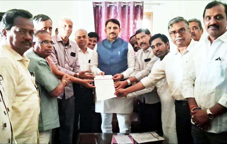 ಬ್ರಾಹ್ಮಣ ಸಮಾಜದಿಂದ ಸಂಸದರಿಗೆ ಮನವಿ ಗಾಯತ್ರಿ ಭವನಕ್ಕೆ 50 ಲಕ್ಷ ಅನುದಾನ ನೀಡಲು ಮನವಿ