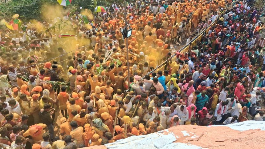 ಏಳು ಕೋಟಿ… ಕೋಟಿ… ಕೋಟಿಘೇ…  ಮೈಲಾಪೂರ ಮೈಲಾರಲಿಂಗೇಶ್ವರ ಜಾತ್ರೆಗೆ ಹರಿದು ಬಂದ ಜನ ಸಾಗರ ಭಂಡಾರದ ಒಡೆಯನ ಸಂಭ್ರಮದ ಪಲ್ಲಕ್ಕಿ ಉತ್ಸವ