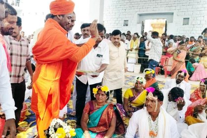 ಉಚಿತ ಸಾಮೂಹಿಕ ವಿವಾಹದಲ್ಲಿ ದಾಂಪತ್ಯ ಜೀವನಕ್ಕೆ ಕಾಲಿಟ್ಟ 9 ಜೋಡಿಗಳು ಸಾಮೂಹಿಕ ವಿವಾಹ ನೆಮ್ಮದಿ ಜೀವನಕ್ಕೆ ನಾಂದಿ ಅಭಿನವ ಕರಿಬಸವ ಶಿವಾಚಾರ್ಯ ಮಹಾಸ್ವಾಮಿಗಳ ನುಡಿ