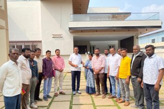 ರೈತ ಕುಟುಂಬಕ್ಕೆ 5 ಲಕ್ಷ ಪರಿಹಾರ ಧನದ ಚೆಕ್ ವಿತರಣೆ