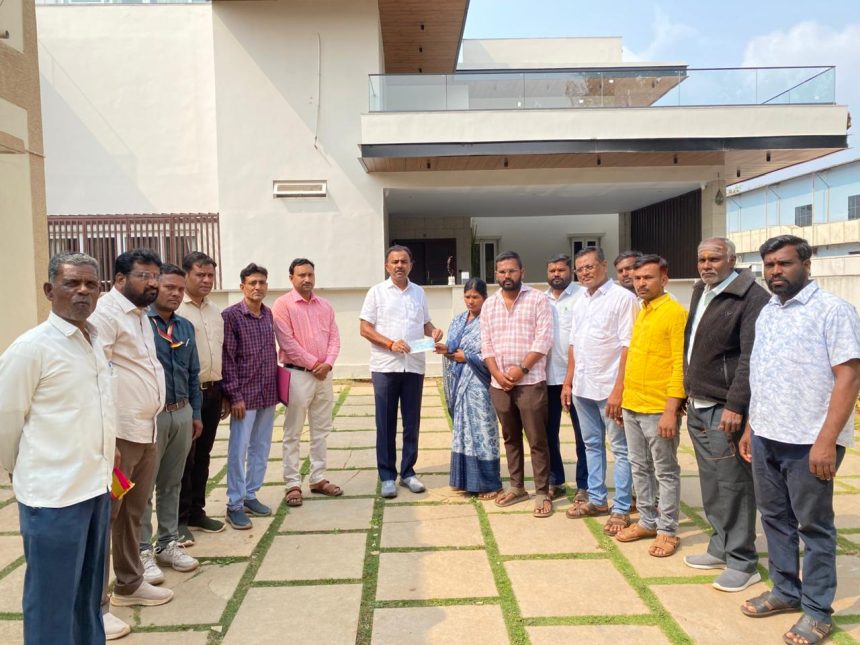 ರೈತ ಕುಟುಂಬಕ್ಕೆ 5 ಲಕ್ಷ ಪರಿಹಾರ ಧನದ ಚೆಕ್ ವಿತರಣೆ